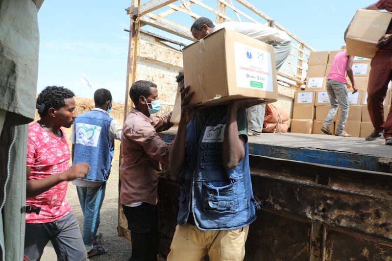 Los suministros de emergencia proporcionados por Rahma Worldwide y Latter-day Saint Charities se entregan a los refugiados en áreas remotas de Sudán.