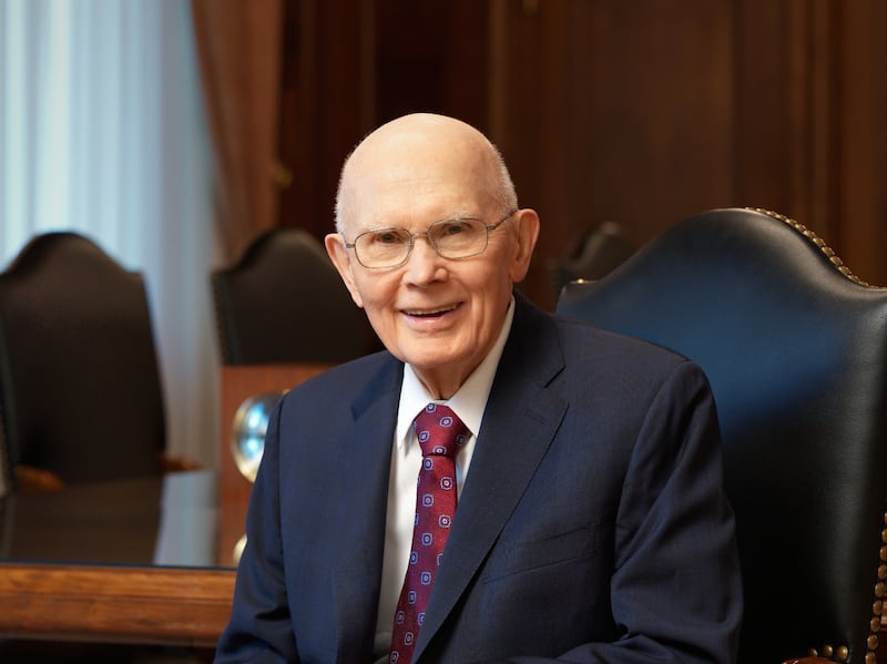 El retrato oficial del presidente de la Iglesia, Dallin H. Oaks.