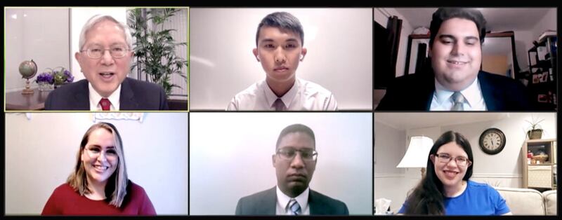 Desde la parte superior izquierda hacia la derecha, el élder Gerrit W. Gong dirige un panel de discusión virtual con Enoch Schek, Aarão Maia, Nicole Barker, Cederic Piangnee y Melanie Guevara durante la transmisión de Instrucción para líderes del templo e historia familiar de 2022.