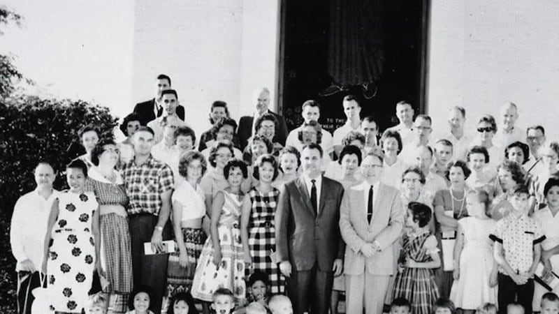El 28 de abril de 1961, alrededor de 100 Santos de los Últimos Días se reunieron en los terrenos del Cementerio Conmemorativo de Guerra Estadounidense en Fort Bonifacio mientras el élder Gordon B. Hinckley, entonces Ayudante del Quórum de los Doce Apóstoles, rededicaba Filipinas para la obra misional.