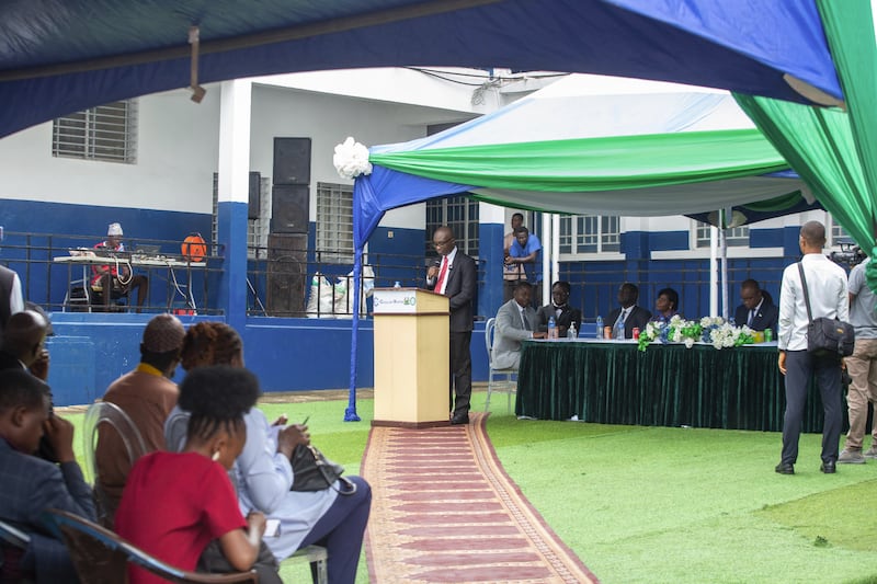 El Élder Isaac K. Morrison, del Setenta, se dirige a una audiencia en el Hospital Connaught después de una donación de la Iglesia de equipo médico y una UCI renovada el 25 de junio de 2025, en Freetown, Sierra Leona.