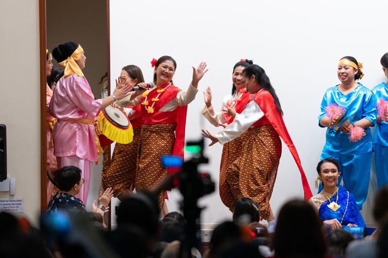 Bailarinas Santos de los Últimos Días con vestimenta tradicional se presentan en una conferencia de mujeres en Bangkok, Tailandia.