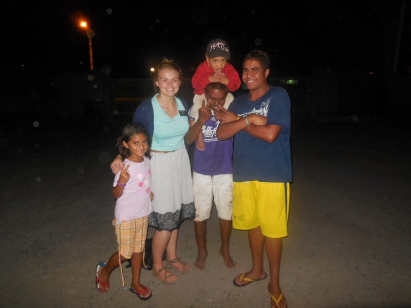 La hermana Morgan Taylor disfruta de un momento con amigos jóvenes mientras presta servicio en la Misión Papeete Tahití.
