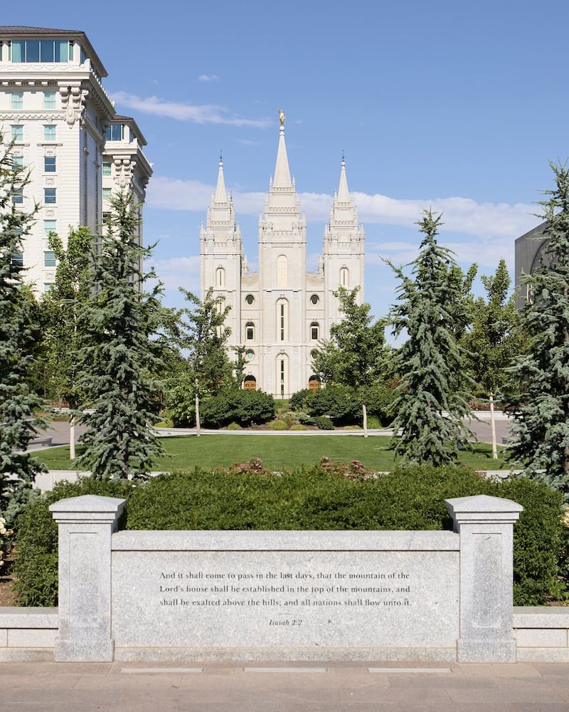 Isaías 2:2 está grabado en un monumento de piedra en el lado este de la Plaza del Templo en Salt Lake City, cerca del Templo de Salt Lake.