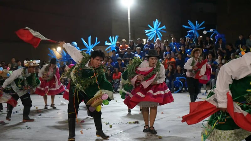 Los participantes toman parte en un festival de danza por el centésimo aniversario de los Institutos de Religión en Lima, Perú, el 26 de septiembre de 2026.