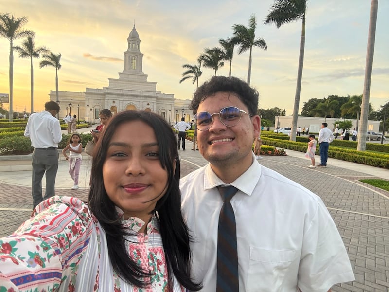 Ashly Solange García Araica y su novio, Rubén Salazar Peña, ambos misioneros de tiempo completo, se toman una fotografía juntos afuera del Templo de Managua, Nicaragua en Managua, Nicaragua durante la casa abierta en septiembre de 2026.