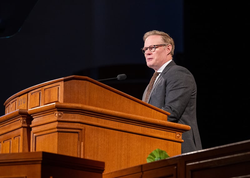 El élder Karl D. Hirst, Setenta Autoridad General, habla durante un devocional de la Universidad Brigham Young–Idaho el martes 18 de noviembre de 2025.