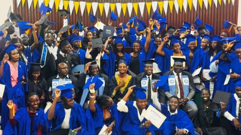 Funcionarios gubernamentales, graduados y líderes de Educación de la Iglesia posan para una foto grupal después de la ceremonia de clausura en Jinja, Uganda, el 17 de abril de 2026.