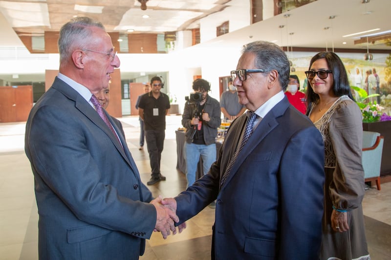 El élder Ulisses Soares del Cuórum de los Doce Apóstoles saluda al Presidente del Senado Higinio Martínez en el Centro de Capacitación Misional de México en la Ciudad de México, México, el 28 de agosto de 2026.