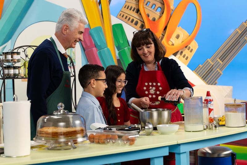 Élder Gérald Caussé y hermana Valérie Caussé preparan crepes con dos anfitriones niños durante la transmisión de Amigo a Amigo de septiembre de 2026.