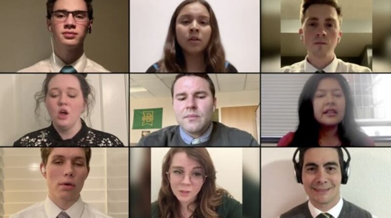 Estudiantes interpretan un número musical virtual durante la ceremonia de graduación N°134 del Ensign College, el viernes, 9 de abril de 2021.