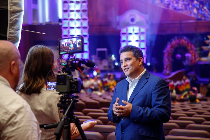 Israel González-Nieri — director de "Luz de las Naciones" durante 15 años — habla con medios de comunicación en un ensayo general del espectáculo en Salt Lake City, Utah, el 3 de noviembre de 2025.
