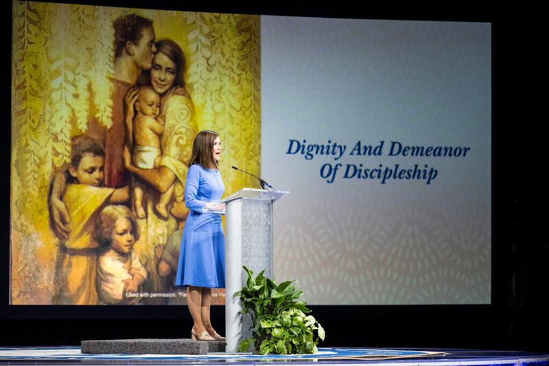 La hermana Rebecca L. Craven enseña sobre la dignidad y el comportamiento de un discípulo de Jesucristo durante un devocional de BYU el 19 de octubre de 2021.