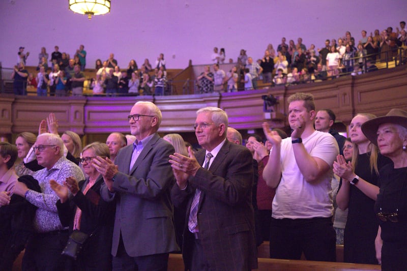 Miembros de la audiencia aplauden durante el Festival de Música de la Iglesia de 2025, llevado a cabo el sábado 15 de noviembre de 2025, en el Tabernáculo de Salt Lake en Salt Lake City.