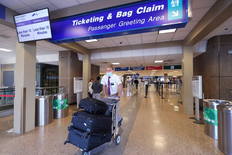 El élder Brock Winter empuja su equipaje mientras cientos de misioneros de La Iglesia de Jesucristo de los Santos de los Últimos Días regresan de las Filipinas al Aeropuerto Internacional de Salt Lake City el domingo, 22 de marzo de 2020.