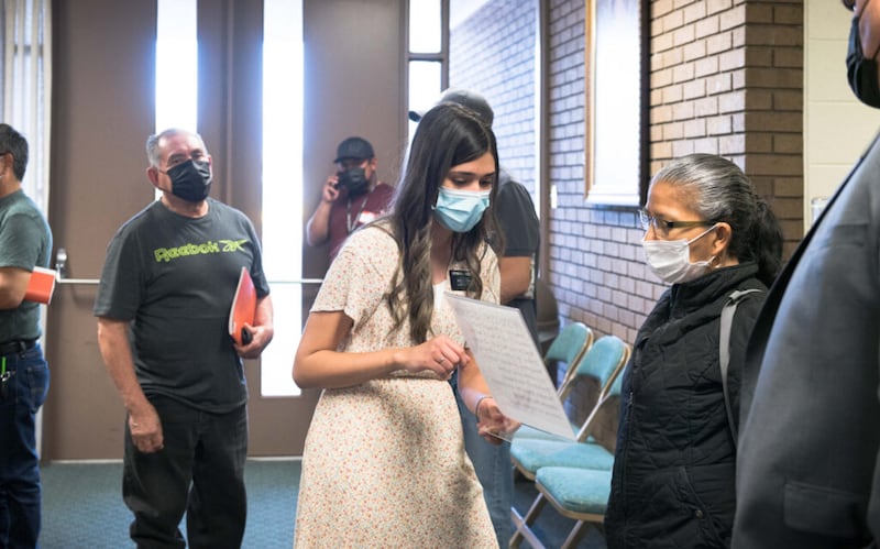 La hermana misionera Arianna Mestre ayuda a un inmigrante a registrarse en un centro de bienvenida en el este de Las Vegas, Nevada, el 27 de abril de 2021.