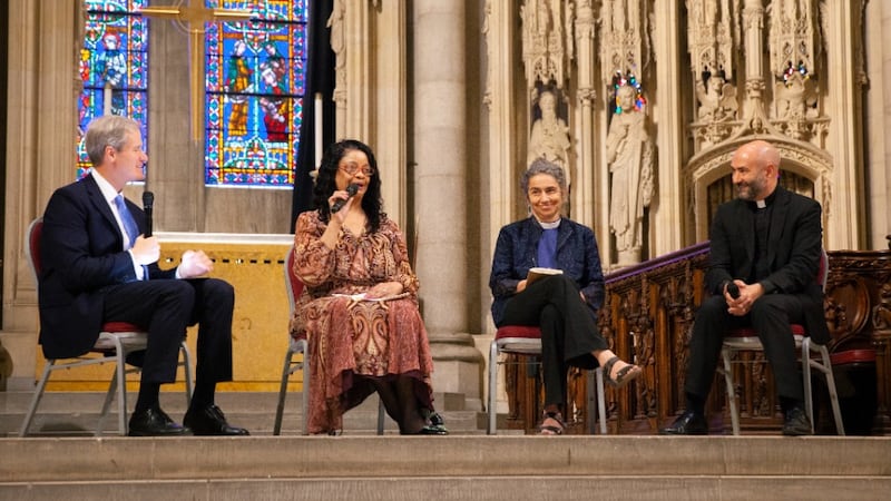 El élder Robert M. Daines modera un panel interreligioso en la Iglesia Riverside en la ciudad de Nueva York el sábado, 19 de septiembre de 2026, con el reverendo Que English, el reverendo Chloe Breyer y el padre Nicolas Kazarian.
