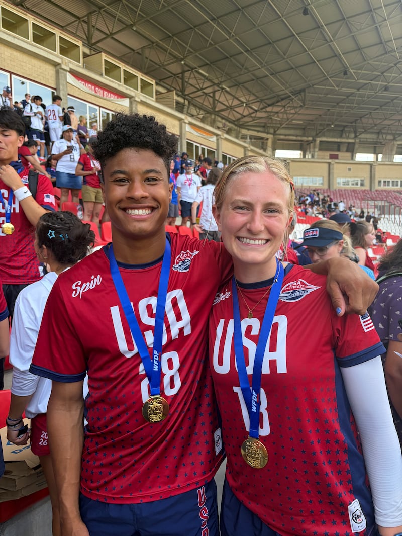 Silas Bell y Emilee Jensen se toman una foto juntos después de ganar la medalla de oro con el equipo mixto del Equipo EUA en los Campeonatos Mundiales Junior Ultimate en Logroño, España, el 18 de julio de 2026.