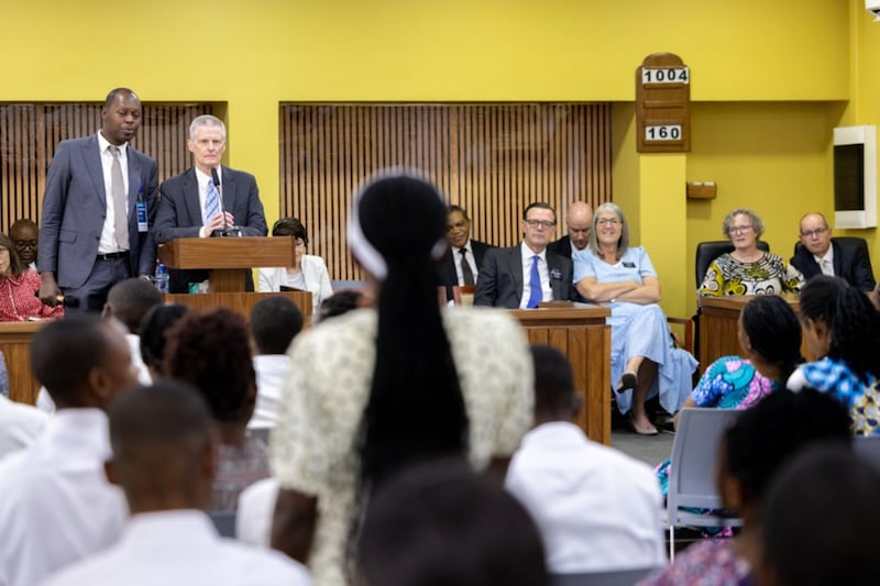 El élder David A. Bednar se dirige a los misioneros en el Centro de Capacitación Misional de Kinsasa, República Democrática del Congo, el 15 de marzo de 2026.