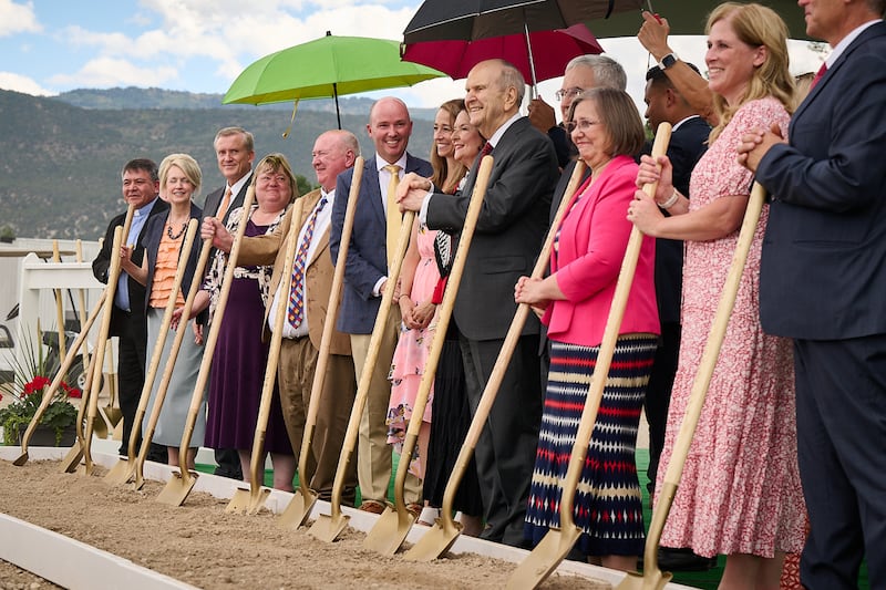 El Presidente Russell M. Nelson y otros líderes de la Iglesia y dignatarios remueven la tierra en la ceremonia de colocación de la primera piedra del Templo de Éfraim, Utah, en Éfraim, Utah, el sábado 27 de agosto de 2022.