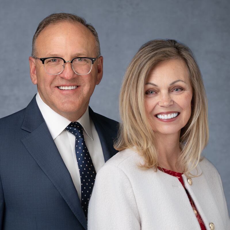 Kirk Feller y April Feller, quienes servirán como presidente y compañera de la Misión Nevada Reno a partir de julio de 2026.