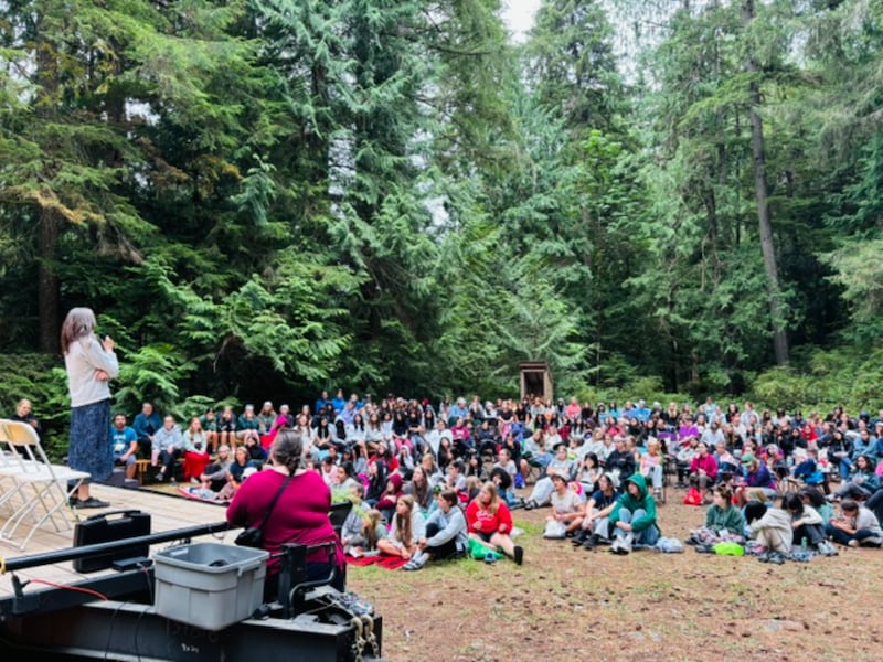 Las mujeres jóvenes escuchan a la hermana Andrea Muñoz Spannaus mientras habla durante el campamento de Mujeres Jóvenes en el sur de la Isla de Vancouver, Canadá, en agosto de 2025.