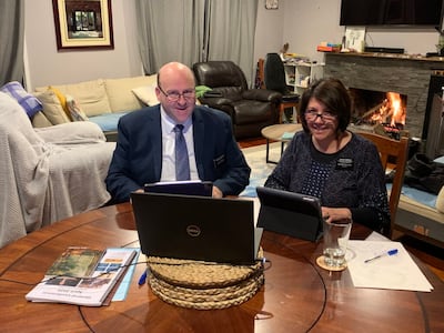 El presidente Robert J. Dudfield, que pronto presidirá la Misión Etiopía Adís Abeba, participa del Seminario de Liderazgo Misional 2020 desde su hogar en Greensborough, Australia.
