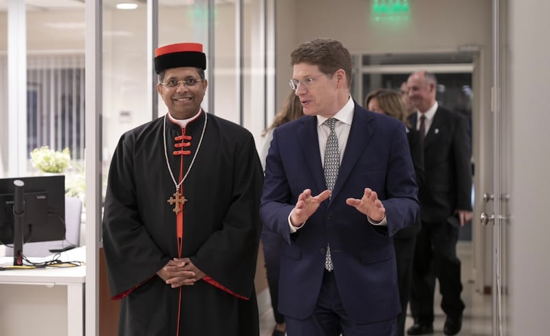 El Cardenal George Jacob Koovakad, prefecto del Dicasterio para el Diálogo Interreligioso, a la izquierda, camina con el élder Alan R. Walker, Setenta Autoridad General y presidente del Área Sur de América del Sur de la Iglesia, a la derecha, en un evento interreligioso en Buenos Aires, Argentina, el 10 de septiembre de 2026.