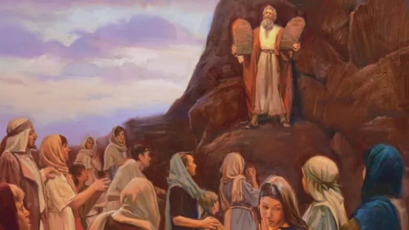 Una ilustración de Moisés sosteniendo los Diez Mandamientos por Sam Lawlor.