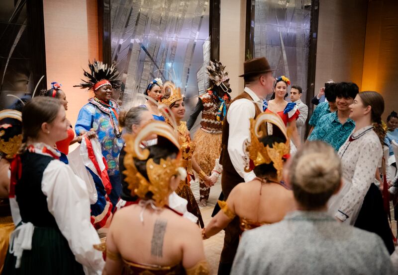 Artistas se reúnen para compartir sus bailes como parte de una celebración cultural en una cena navideña organizada por La Iglesia de Jesucristo de los Santos de los Últimos Días en Ginebra, Suiza, en dic. de 2025.