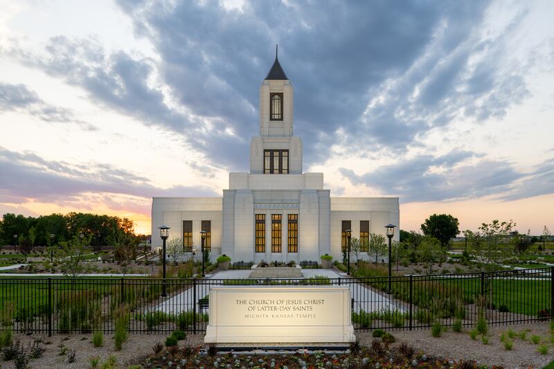 El Templo de Wichita Kansas en un día nublado.