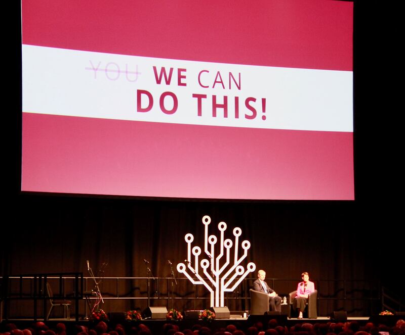 El élder David A. Bednar y su esposa, la hermana Susan Bednar, hablan en el auditorio ExCel durante la sesión final de RootsTech Londres, llamada “Una noche con el élder y la hermana Bednar”, el sábado 26 de octubre de 2019.