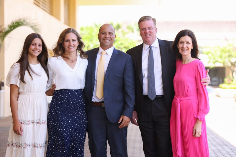 La hermana Michelle D. Craig y su esposo, el hermano E. Boyd Craig, posan para una foto con el presidente de BYU–Hawái, John S.K. Kauwe III y su esposa, la hermana Monica Kauwe, y su hija, antes de que la hermana Craig hable en el devocional del campus, el 8 de junio de 2021.