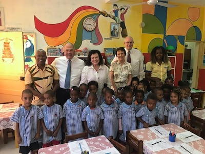 El élder Ronald A. Rasband y su esposa, la hermana Melanie Rasband, y el élder Paul V. Johnson y su esposa, la hermana Jill Johnson, visitan una escuela en Praia, San Tiago, Islas de Cabo Verde.