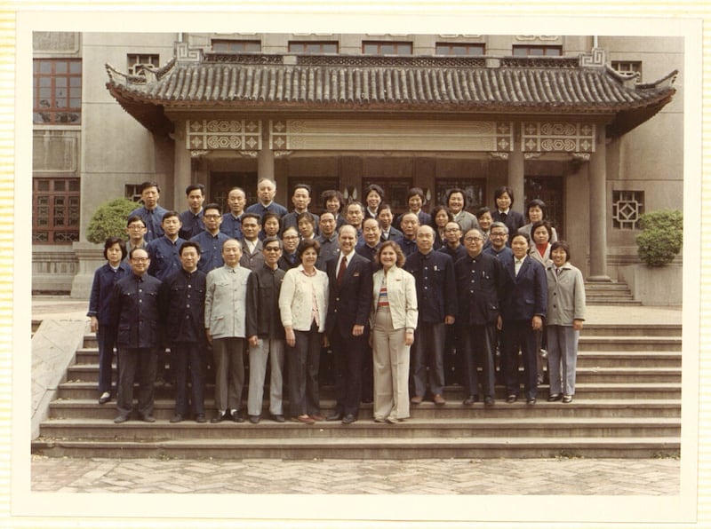 El equipo del Dr. Russell M. Nelson se reúne con profesionales médicos fuera de la Universidad Médica de Shandong en Jinan, China, en septiembre de 1980.