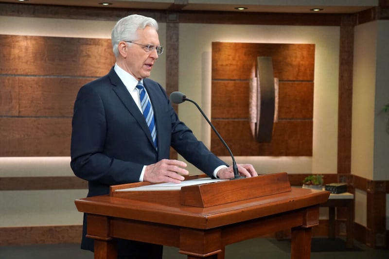 El élder D. Todd Christofferson del Cuórum de los Doce Apóstoles habla desde el Edificio de las Oficinas de la Iglesia el viernes, 29 de octubre de 2021.