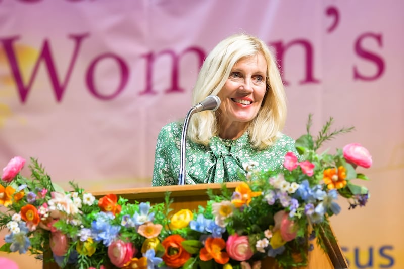 La hermana Elaine S. Dalton habla durante la Conferencia de Mujeres Fieles y Amadas de 2026 en la Universidad del Norte de Texas en Denton, Texas.