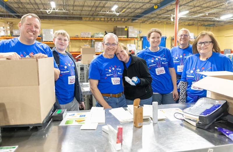 Los voluntarios ayudan a organizar los alimentos donados por La Iglesia de Jesucristo de los Santos de los Últimos Días al banco de alimentos Harvesters en Kansas City, Misuri, el jueves 23 de abril de 2026.