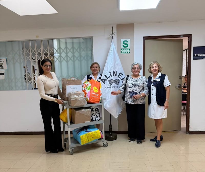 Las miembras de la Sociedad de Socorros del Estado de Lima Perú La Victoria de La Iglesia de Jesucristo de los Santos de los Últimos Días donan ropa hecha en casa para pacientes con cáncer en el Instituto Nacional de Enfermedades Neoplásicas en Lima, Perú, en junio de 2026.