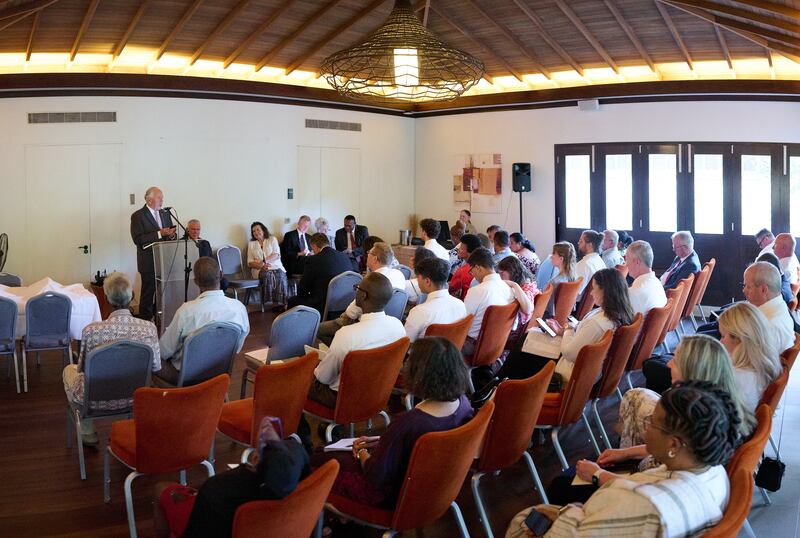 El élder Ronald A. Rasband del Cuórum de los Doce Apóstoles habla en una capilla en Victoria, Seychelles, el 26 de octubre de 2025.