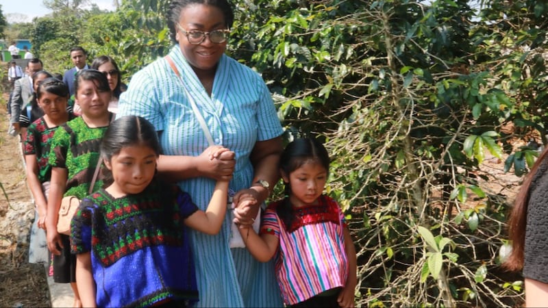 La hermana Tracy Y. Browning toma de las manos a dos niñas en Chenalhó, Chiapas, México, el 17 de mayo de 2026.