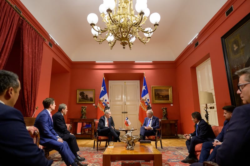 El élder David A. Bednar se reúne con el presidente de Chile, José Antonio Kast, en el Palacio de La Moneda.