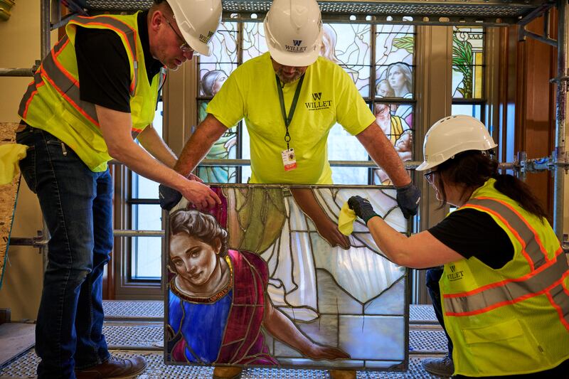Los trabajadores colocan meticulosamente paneles de vidrio artístico en los edificios de la entrada norte de la Manzana del Templo en Salt Lake City el miércoles, 11 de marzo de 2026.