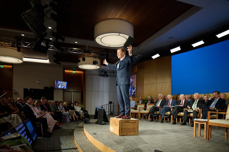 El élder Gary E. Stevenson, del Cuórum de los Doce Apóstoles, se para sobre una caja de jabón mientras habla en el Seminario para Nuevos Líderes de Misión 2026 en el Centro de Capacitación Misional de Provo en Provo, Utah, el viernes 19 de junio de 2026.