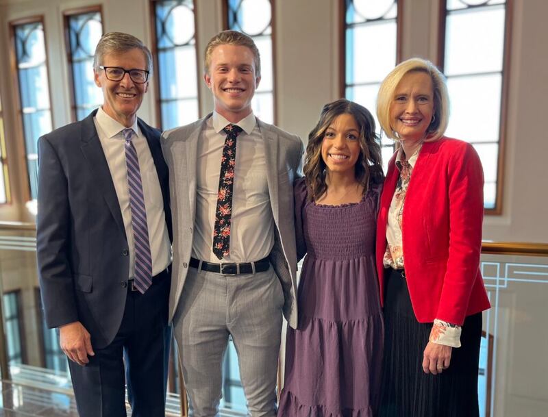 El presidente general de los Hombres Jóvenes, Steven J. Lund, a la izquierda, y la presidenta general de las Mujeres Jóvenes, Bonnie H. Cordon, a la derecha, con los jóvenes coanfitriones Joe Kennaley y Kaylee Guillen posan para una foto en el Centro de Conferencias durante la filmación del Cara a Cara para los jóvenes de marzo de 2022.