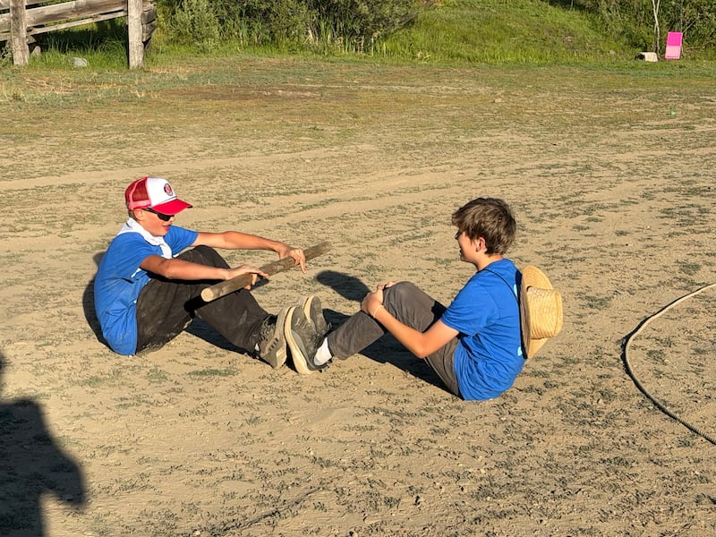 Los jóvenes trekkers participan en un juego durante el trek del Estaca Spokane Valley Washington en Bend, Idaho el 24 de junio de 2026.