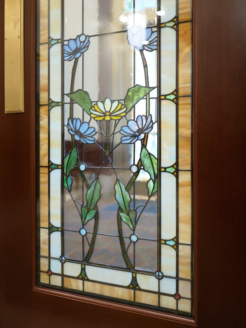 Una ventana de vidrio artístico dentro del Templo de Montpelier Idaho.