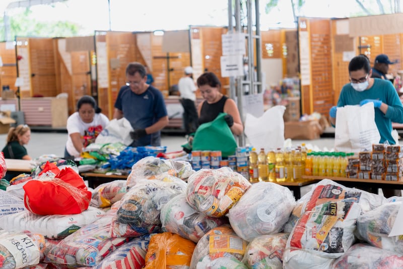 Voluntarios ayudan a preparar 1 000 kits de alimentos para su distribución en varias áreas afectadas por un terremoto en Cali, Colombia, en agosto de 2026.