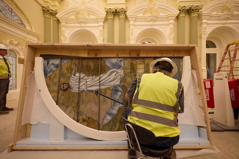 Un trabajador limpia una obra de arte en vidrio que representa a Adán y Eva durante su instalación el martes 21 de abril de 2026 en Salt Lake City. La obra estará en el salón celestial del Templo de Salt Lake.