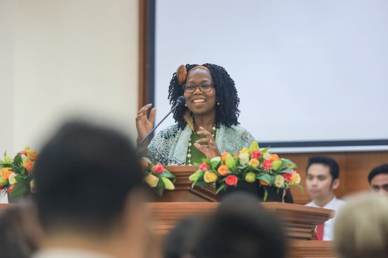 La Presidenta Rosemary K. Chibota habla a más de 800 miembros de La Iglesia de Jesucristo de los Santos de los Últimos Días reunidos para una devocional en la ciudad de Tacloban, Filipinas, 19 de septiembre de 2026.